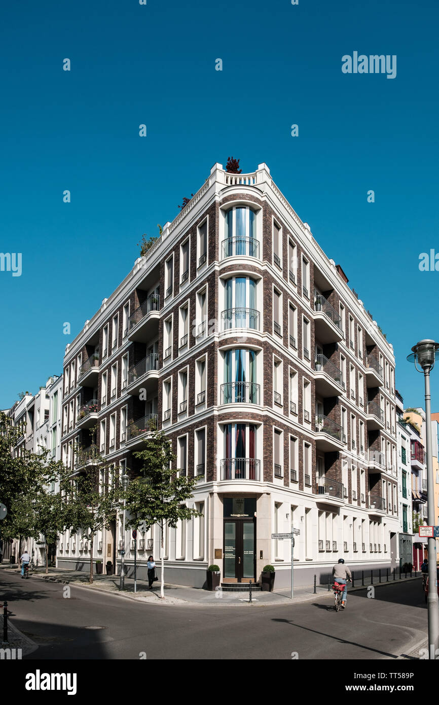 Berlin, Deutschland - Juni 2019: Ecke Gebäude, modern, aber klassische Architektur im Wohngebiet in Berlin, Mitte Stockfoto