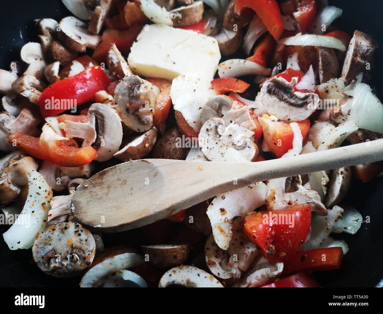 In der Nähe von Pilzen und Zwiebeln und Paprika sautiert Stockfoto