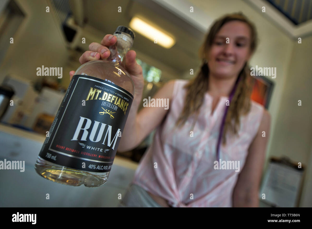 UNITED STATES - Juni 27, 2016: Mt. Defiance Cidery & Brennerei in Middleburg Virginia ist bekannt für seine hohe ruhig rum Produkte bekannt. (Foto von Doug Stockfoto