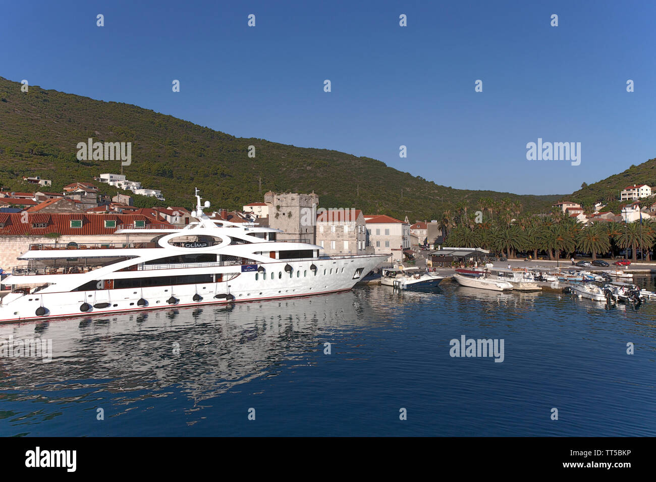 Waterfront der Stadt/Insel Vis, direkt an der Kroatischen Küste. In 397 v. Chr. gegründet, ist die älteste Stadt in Kroatien. Großes Schiff auf der linken Seite ist die Ol Stockfoto