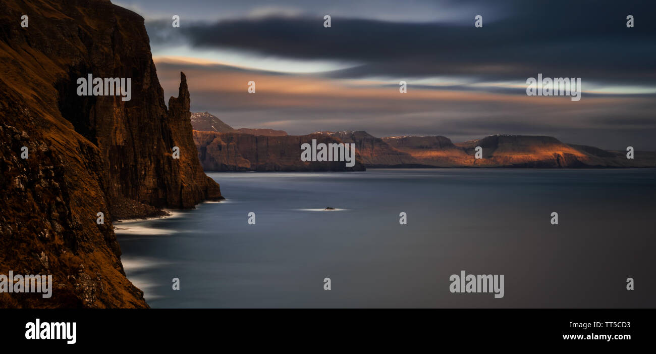 Panorama der Hexe Finger Felsen und Klippen im Abendlicht, Färöer Inseln Stockfoto
