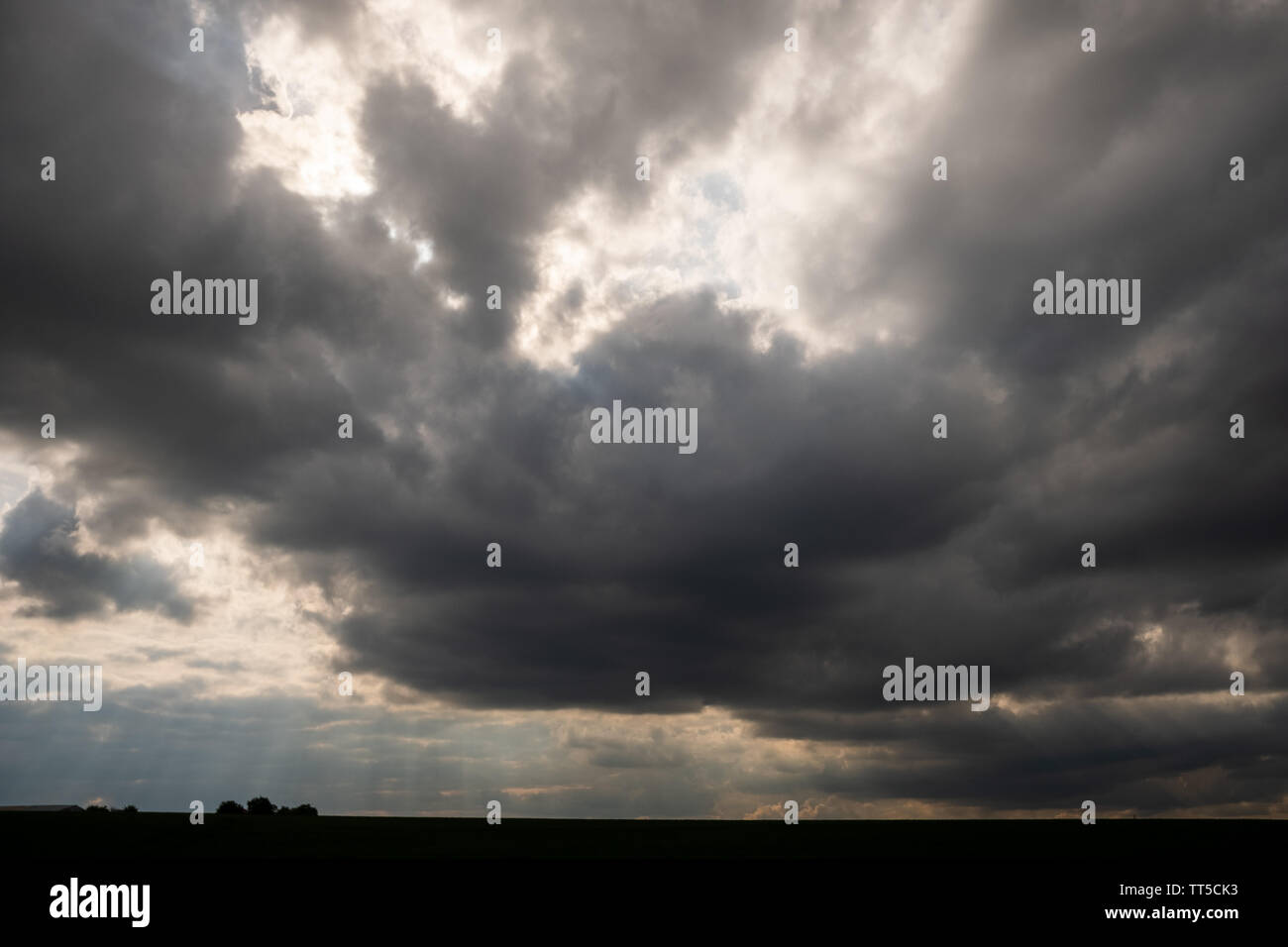 Dramatische Himmel über minimale Landschaft Stockfoto