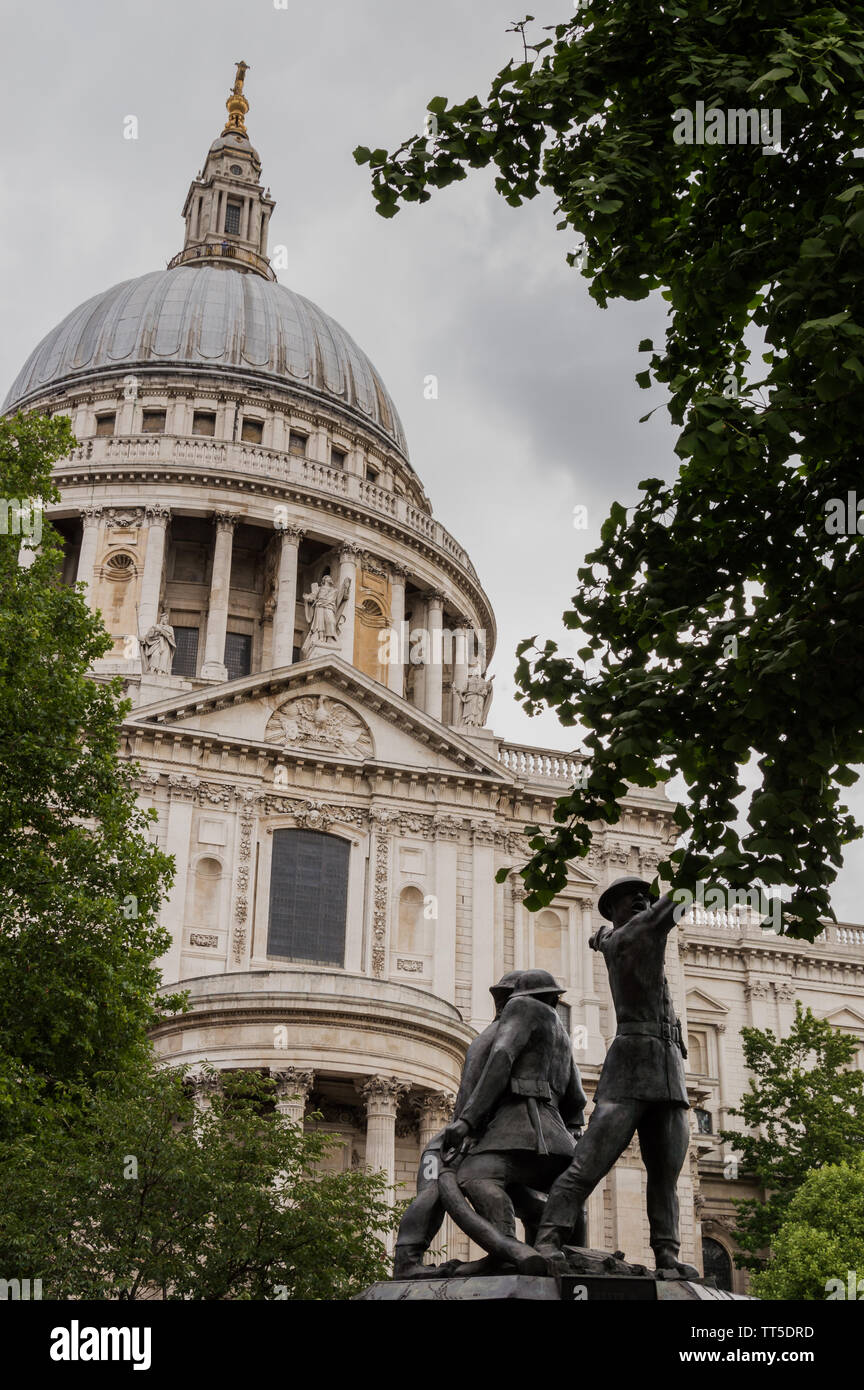 London - 7. Juli 2014: Blitz Feuerwehrmänner Denkmal vor der St. Paul's Kathedrale. Stockfoto