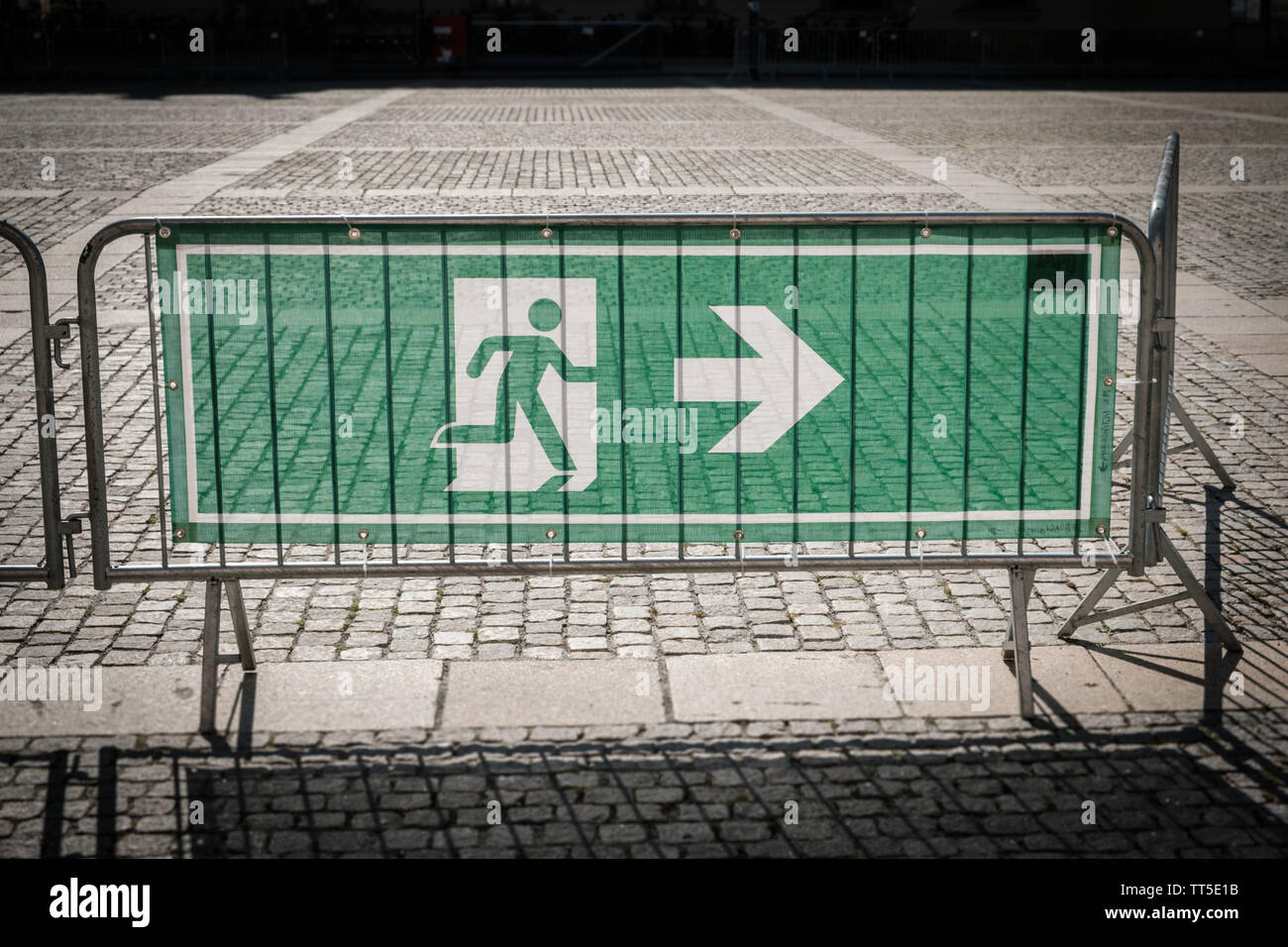 Notausgang Schild auf Sicherheit Zaun für - Stockfoto