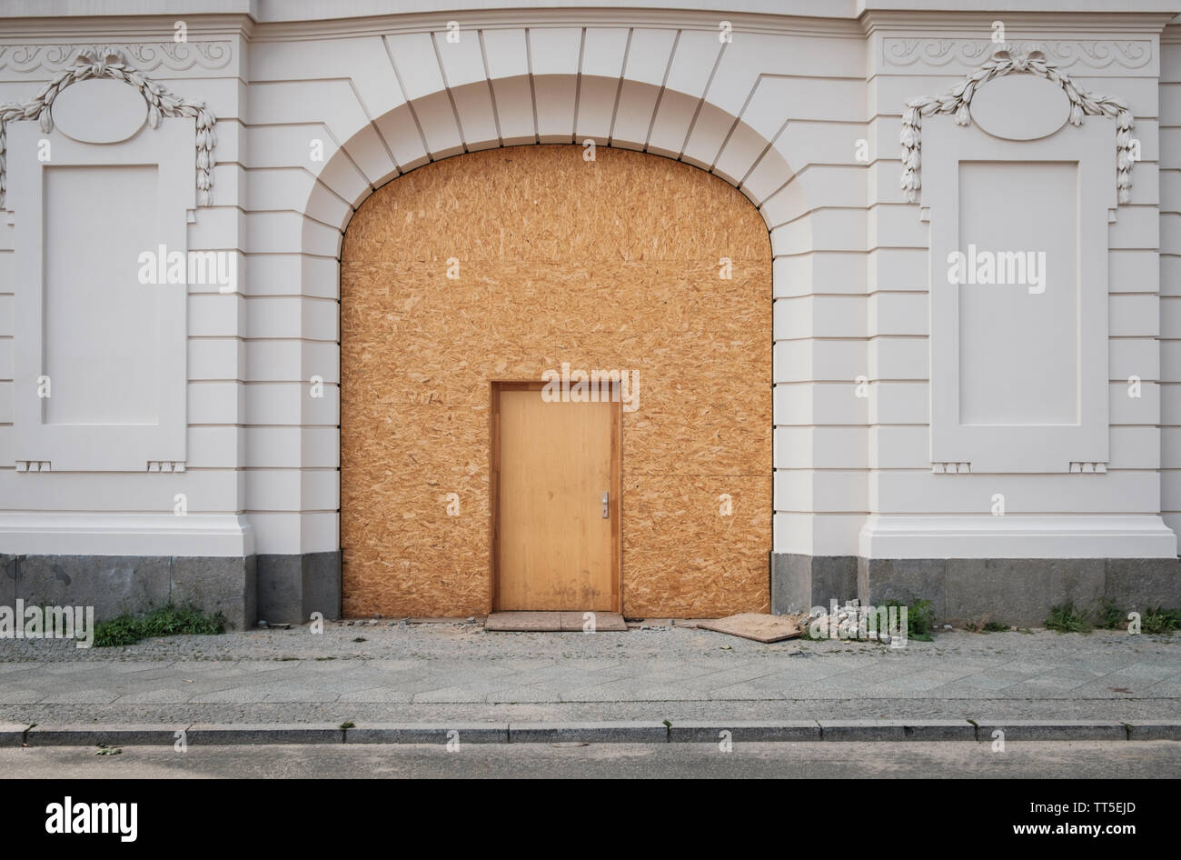 Temporäre Eingangstür, hölzerne Tür auf schöne Gebäude Stockfoto