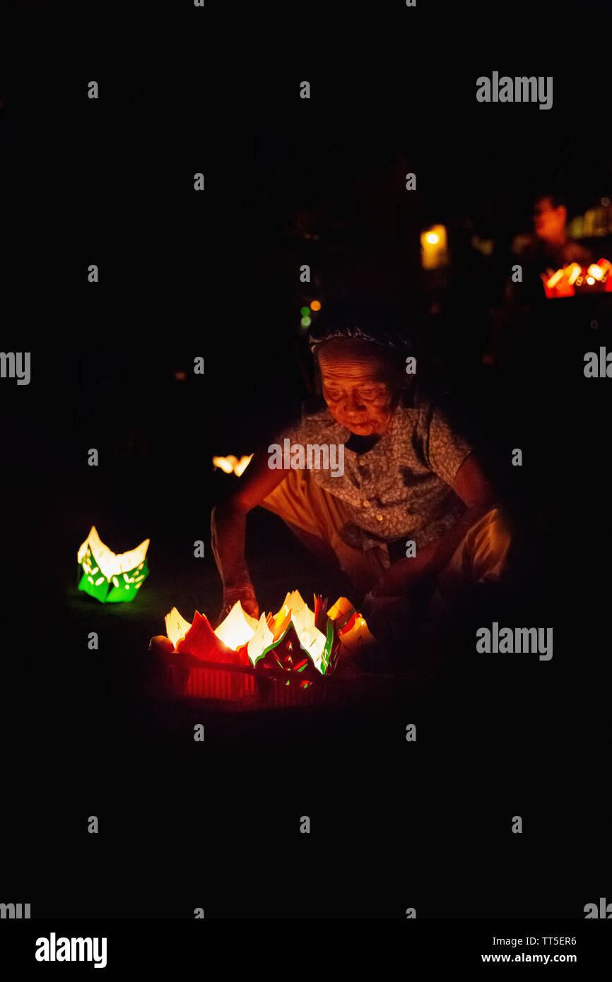 Vietnamesin Beleuchtung ein Papier Laterne in der Nacht, Hoi An, Provinz Quang Nam, Vietnam, Asien Stockfoto