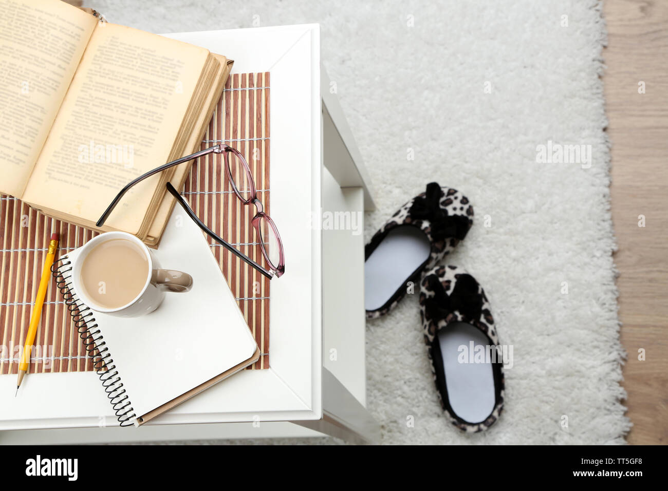 Still life Details, Tasse Kaffee, Buch und Brille auf den Tisch, auf Home Interior Hintergrund Stockfoto