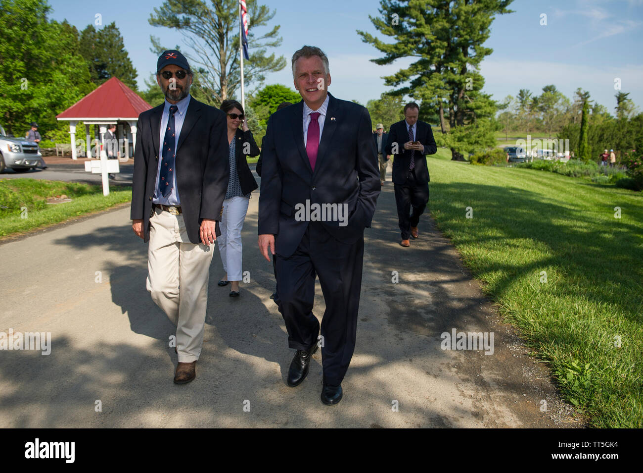 UNITED STATES - Mai 24, 2016: Gouverneur Terry McAuliffe ist eine Tour von Blandy Experimental Farm durch Direktor Dr. David Carr in Boyce Virginia heute gegeben. Stockfoto