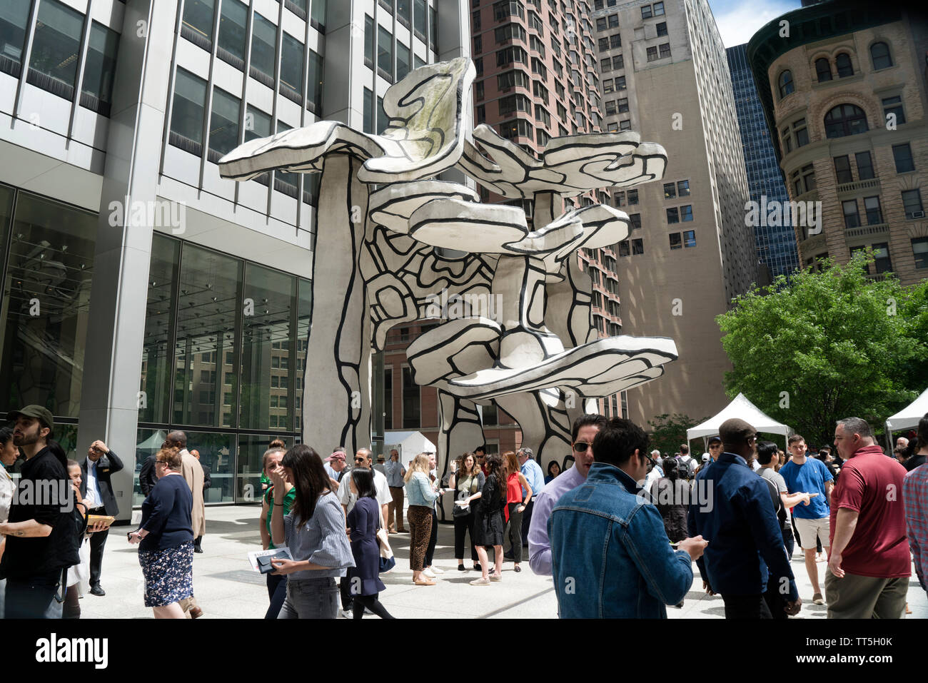 In der Nähe von eine Skulptur mit dem Namen "Gruppe der vier Bäume" von Jean Dubuffet, die Tausende von Menschen, die Speisen in der Innenstadt herum 2019 bei 28 Liberty Plaza sam besucht Stockfoto