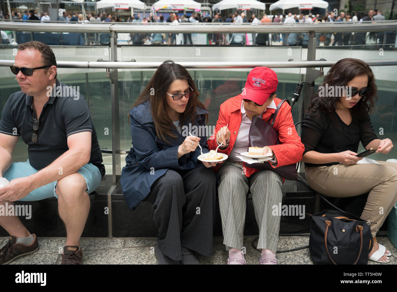 Frauen essen in Essen in der Innenstadt herum, ein jährliches Festival in der Lower Manhattan restaurants Proben von ihren Speisekarten heruntergesetzte verkaufen. Stockfoto