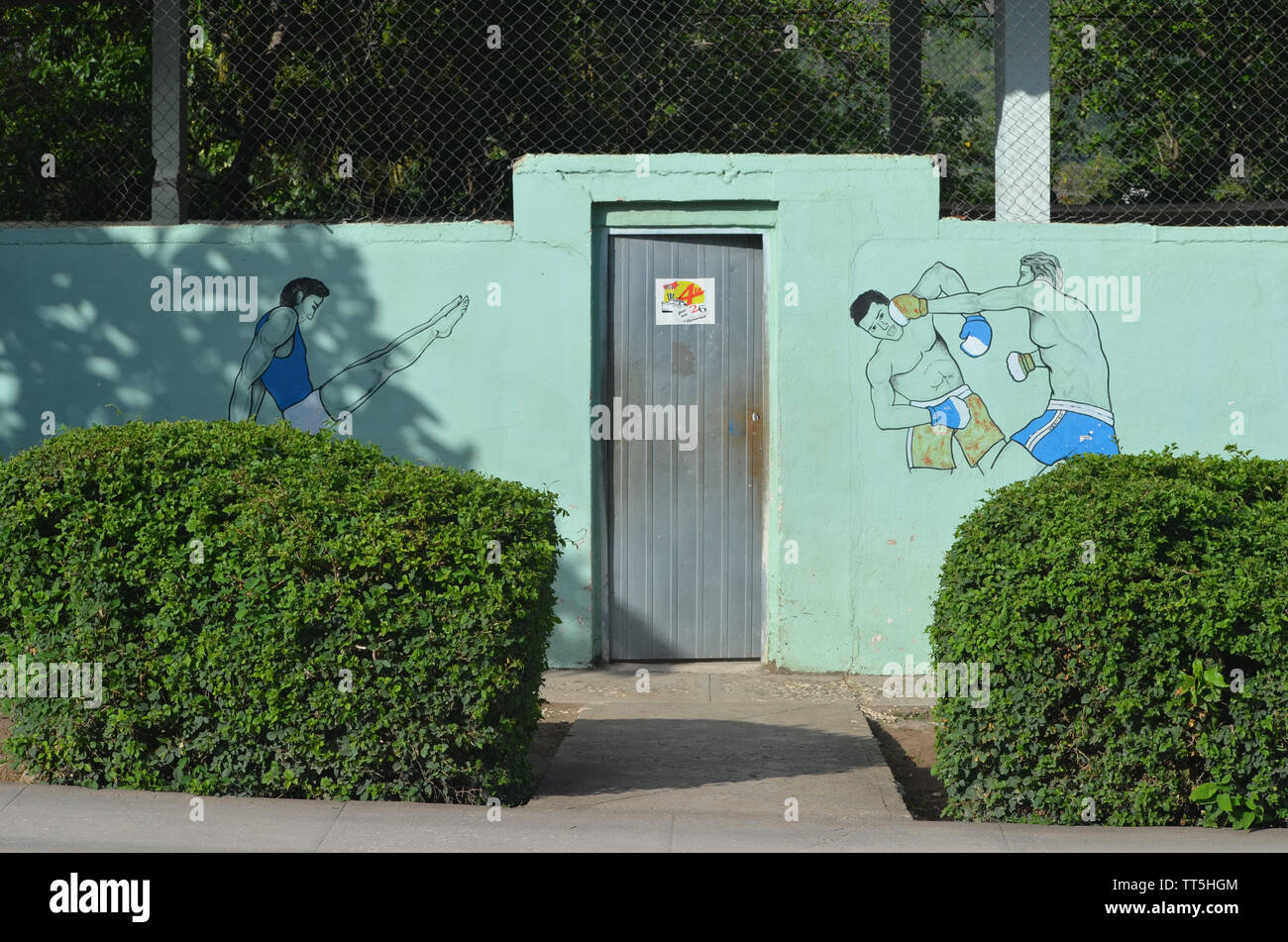 Kommunale Sport Pavillon in das Dorf von Guisa (Provinz Granma, südlichen Kuba), mit einer Anschlagtafel bei der Bekanntgabe der aktuellen Aktivitäten Stockfoto