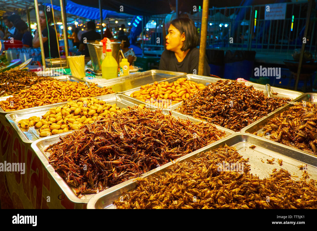 AO NANG, Thailand - 27 april, 2019: Der Stall von Ao Nang Nachtbasar mit extremen Snacks - fried bamboo Worms, Grillen, Heuschrecken, Wanzen und Wasser Stockfoto