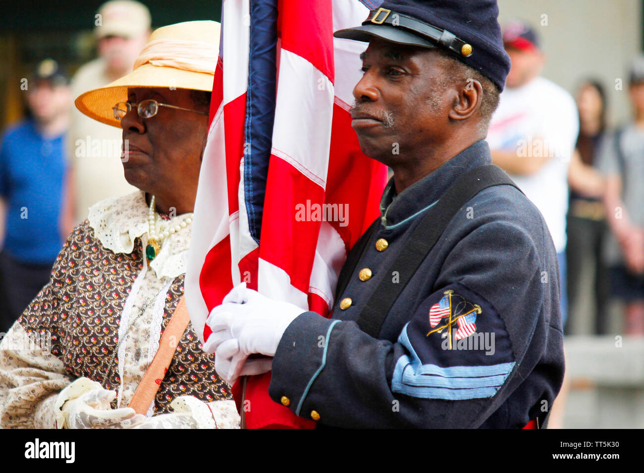 Philadelphia, PA, USA - Juni 14, 2019: Aktive Mitglieder der US-Streitkräfte, Veteranen und Historische Re-enactors gedenken Flag Tag im National Constitution Center in Philadelphia, Pennsylvania. Credit: OOgImages/Alamy leben Nachrichten Stockfoto