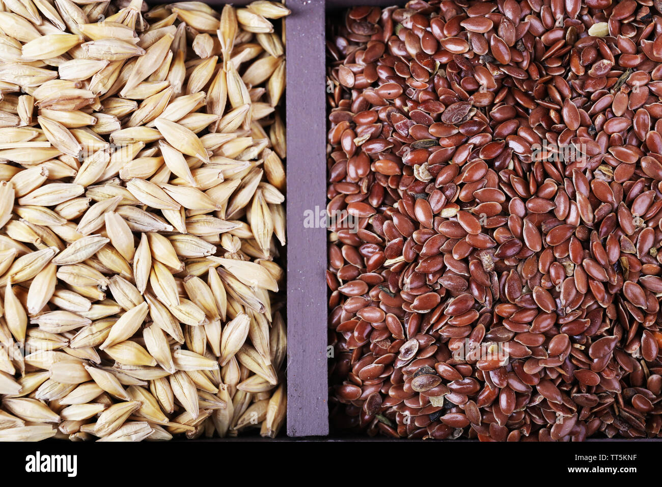Leinsamen und Grütze im Holzkasten closeup Stockfoto
