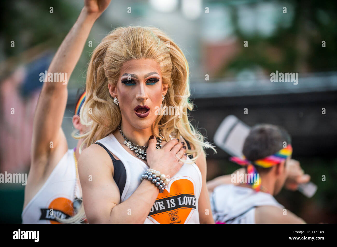 NEW YORK CITY - 25 Juni, 2017: eine transgender drag Performer mit großen Haar trägt eine 'Liebe ist Liebe"-T-Shirt auf einem Schwimmer in die jährliche Gay Pride Parade. Stockfoto