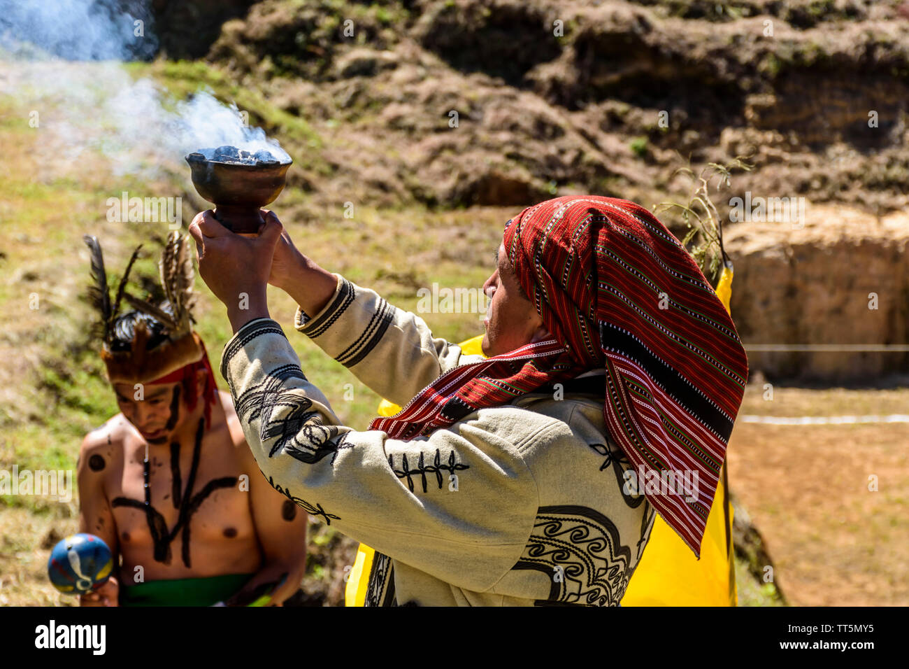 San Andrés Semetabaj, Atitlan See, Guatemala - November 10, 2018: Maya Schamanen durchführen Land Segen Spatenstich für ein neues Maya Ballspiel. Stockfoto