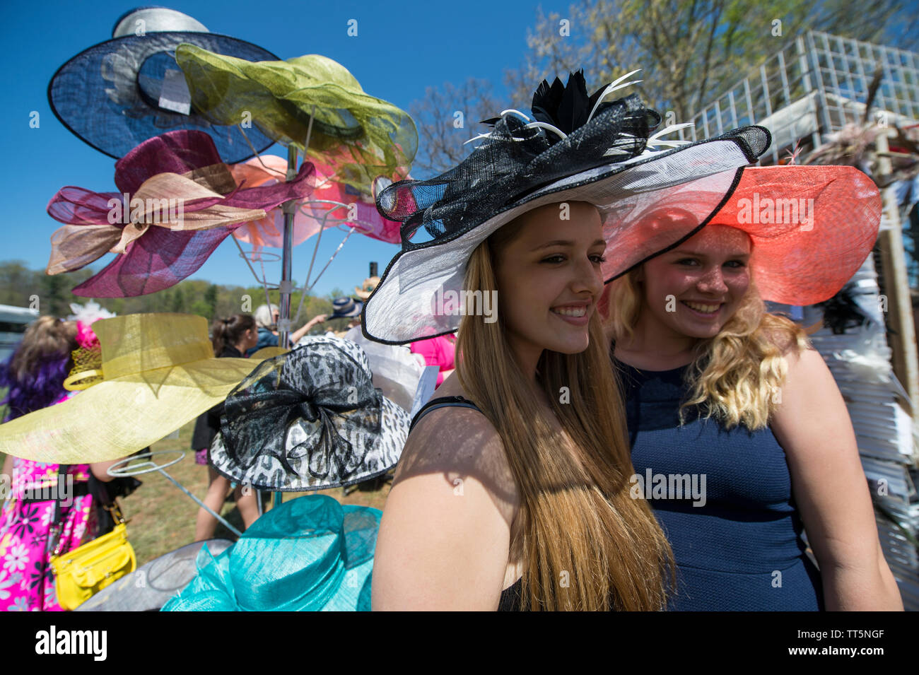 UNITED STATES - April 17, 2016: Annabelle Kupferschmied und Verbündeter Conlon versuchen auf Hüte auf der 50. jährlichen Loudoun Jagd Punkt-zu-Punkt Rennen am Sonntag, Apri Stockfoto
