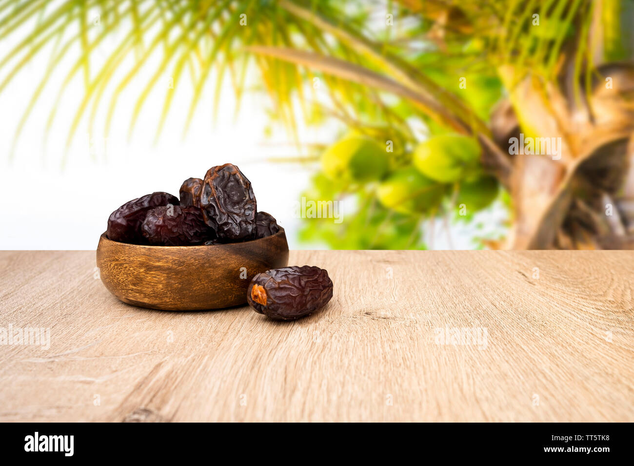 Termine Obst in der Schüssel, Hintergrund ist Datum Frucht Baum Stockfoto