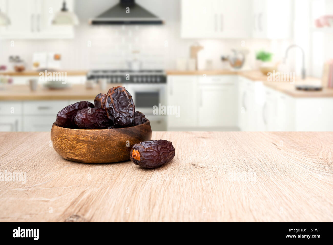 Getrocknete Datteln Obst in der Schüssel, Hintergrund ist Küche Stockfoto