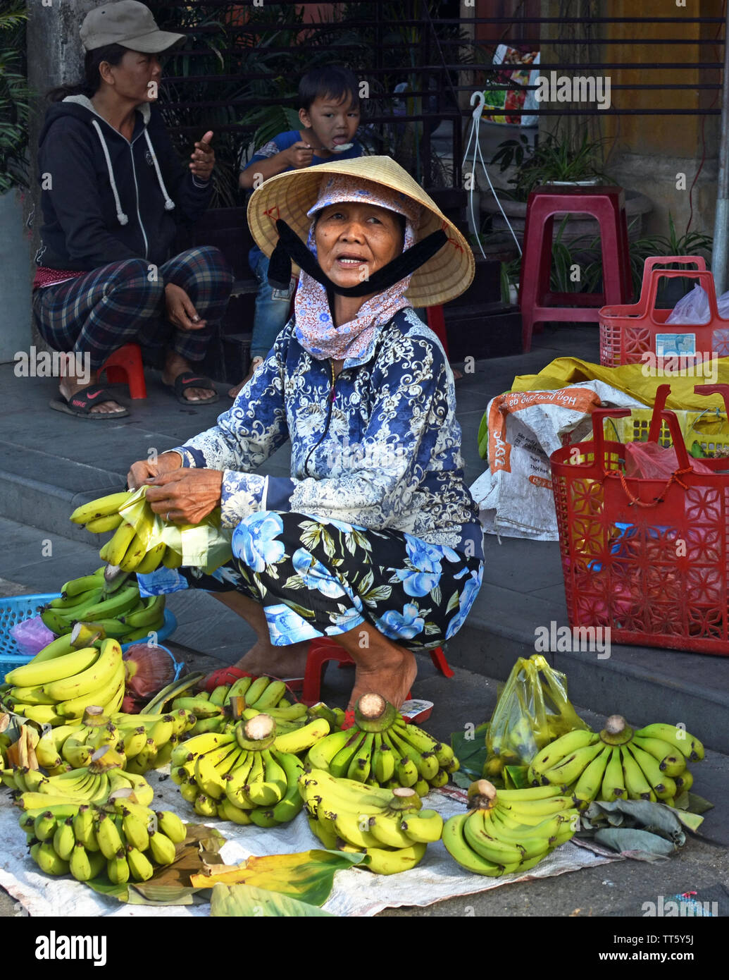 Hoi An, Vietnam - Juni 03, 2019 ; Frau Verkauf von frischen Bananen auf dem Markt. Stockfoto