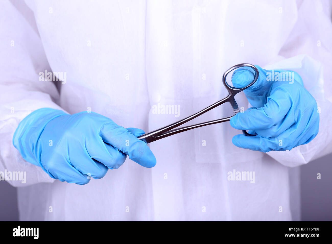 Der Chirurg Hände halten Clip closeup Stockfoto