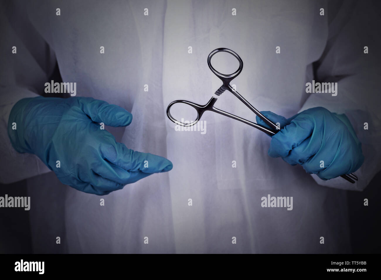 Der Chirurg Hände halten Clip closeup Stockfoto