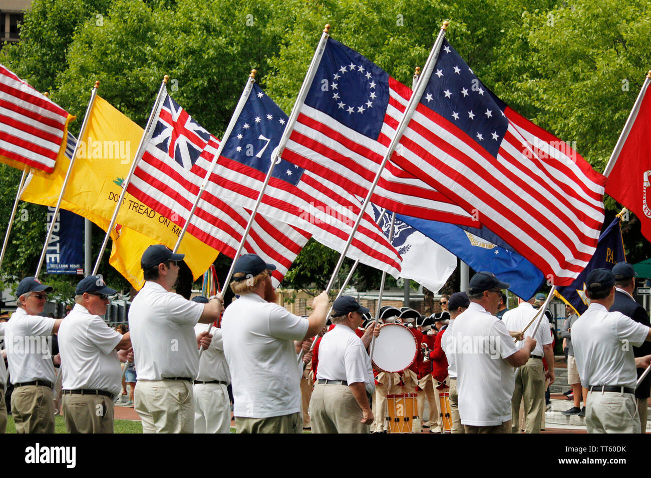 Philadelphia, PA, USA - Juni 14, 2019: Aktive Mitglieder der US-Streitkräfte, Veteranen und Historische Re-enactors gedenken Flag Tag. Stockfoto