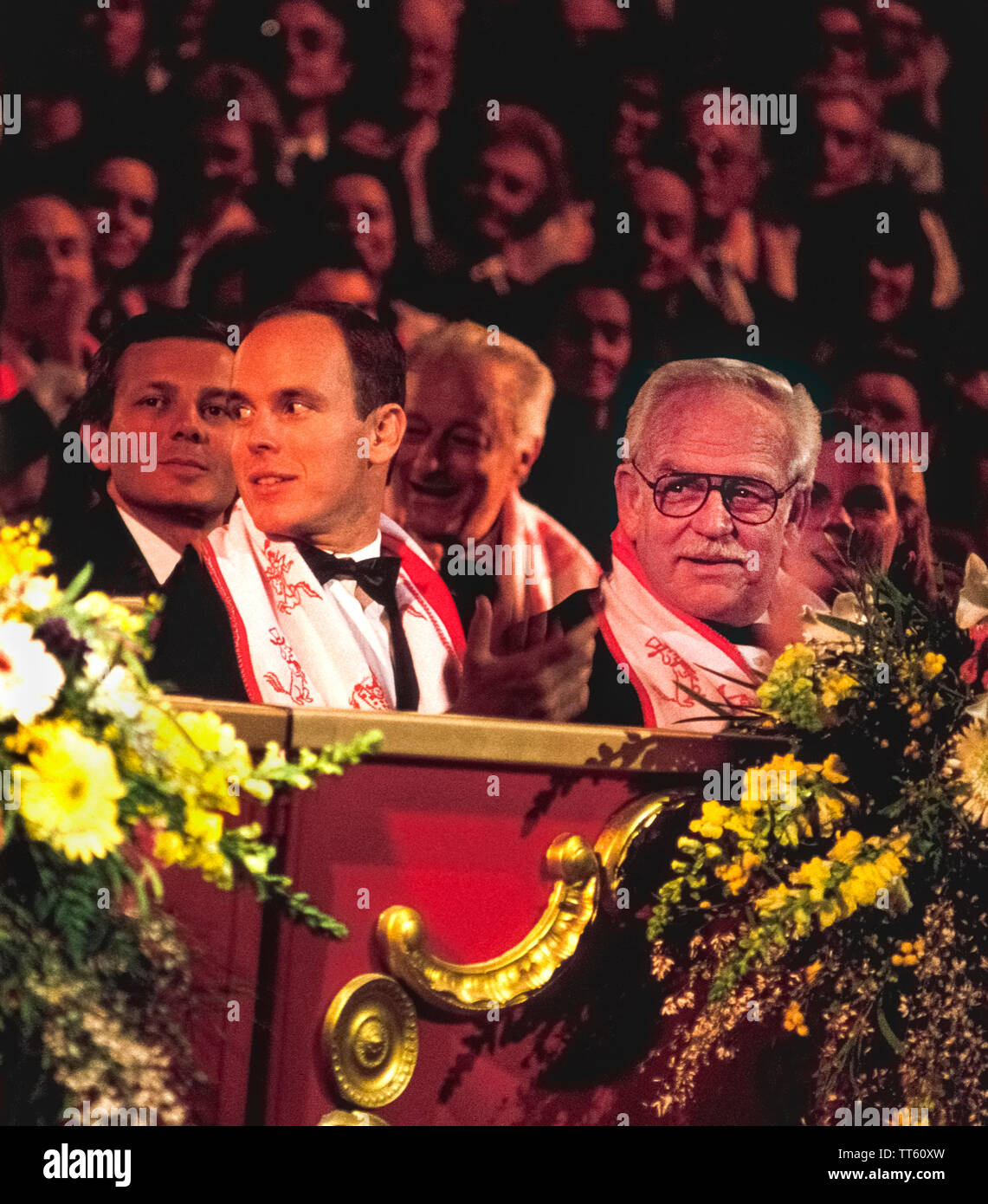 Der Schwerpunkt liegt auf Prince Albert II. Und Fürst Rainier III. am 15. jährliche internationale Circus Festival von Monte Carlo, dass im Jahr 1990 im Fürstentum Monaco an der Französischen Riviera in Europa gehalten wurde. Das renommierte Festival wurde 1974 von der verstorbenen Fürsten Rainier erstellt, die eine lebenslange Leidenschaft für den Zirkus und wollte zu präsentieren und seine Leistungsträger aus der ganzen Welt die Ehre. Als sein Vater im Jahr 2005 starb im Alter von 81 Jahren nach einem Urteil des Fürstentums für fast 56 Jahre, Prinz Albert II. wurde der regierende Monarch von Monaco. Historisches Foto. Stockfoto