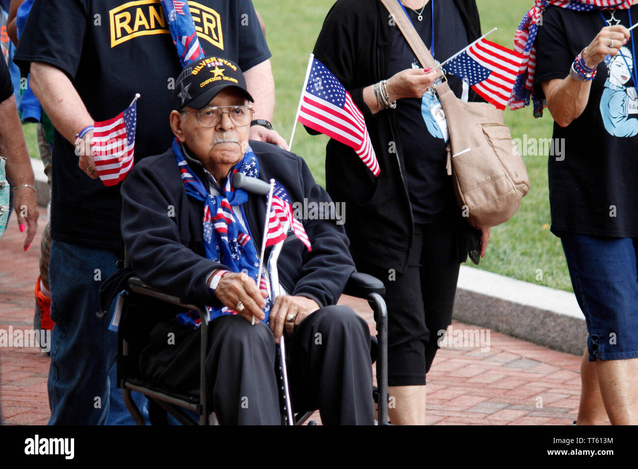 Philadelphia, PA, USA - Juni 14, 2019: Aktive Mitglieder der US-Streitkräfte, Veteranen und Historische Re-enactors gedenken Flag Tag. Stockfoto
