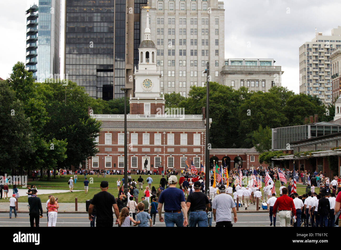 Philadelphia, PA, USA - 14. Juni 2019: Menschenmassen folgen einer Militaerparade zum Independence National Historic Park als Teil der Flagge Tag Zeremonien. Stockfoto
