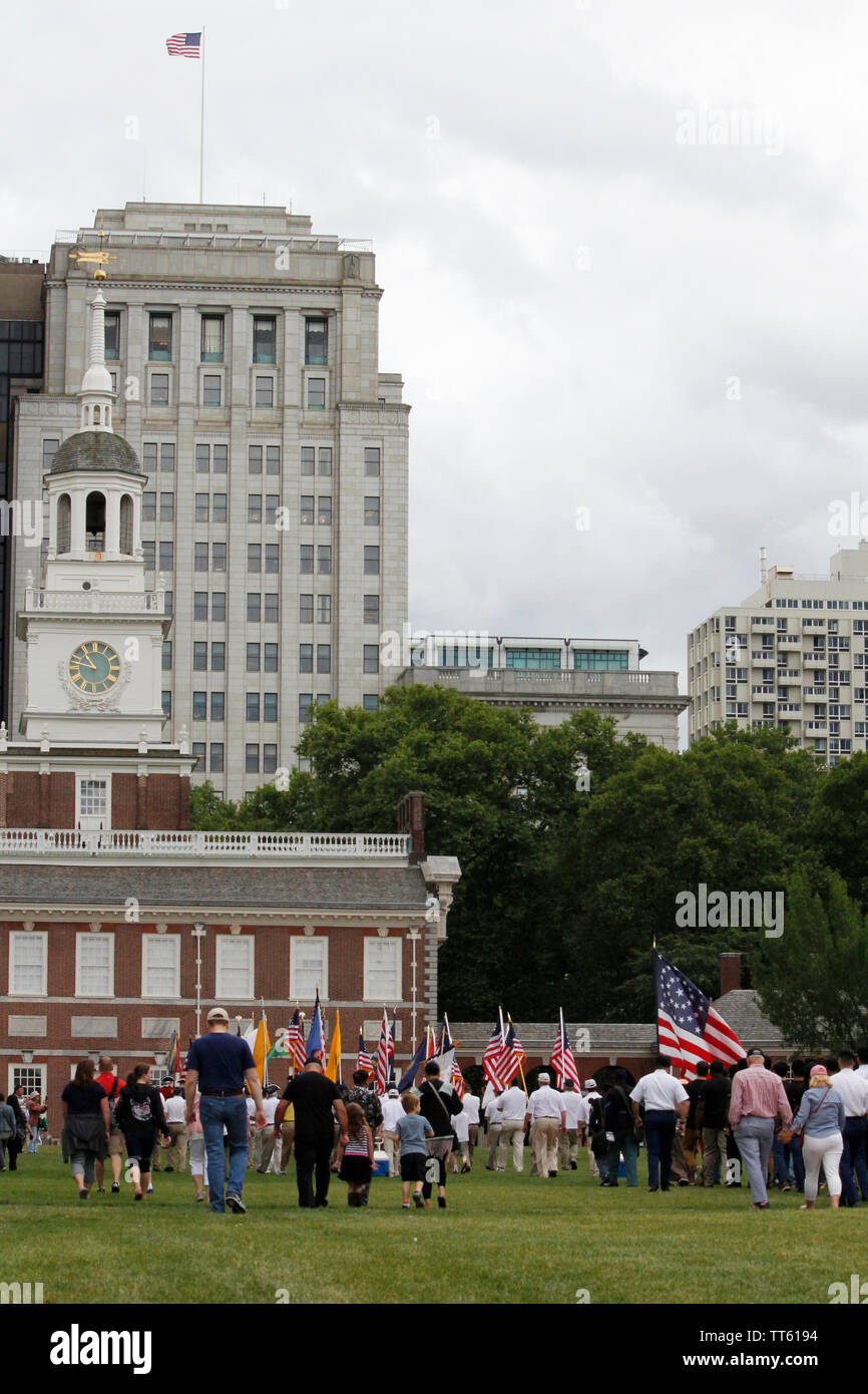 Philadelphia, PA, USA - 14. Juni 2019: Menschenmassen folgen einer Militaerparade zum Independence National Historic Park als Teil der Flagge Tag Zeremonien. Stockfoto