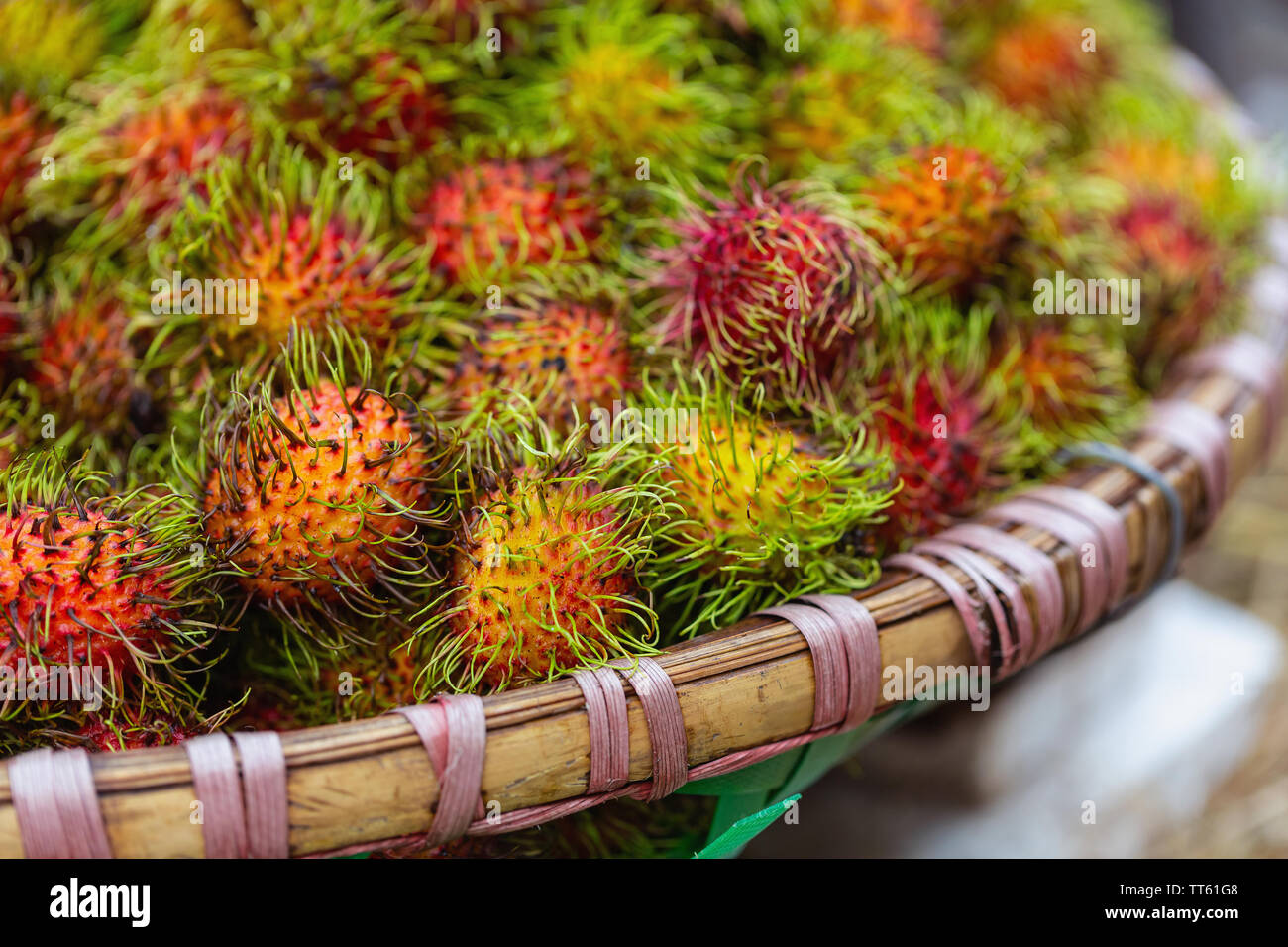 Rambutan Frucht für den Verkauf auf dem lokalen Markt, Hanoi, Vietnam, Asien Stockfoto