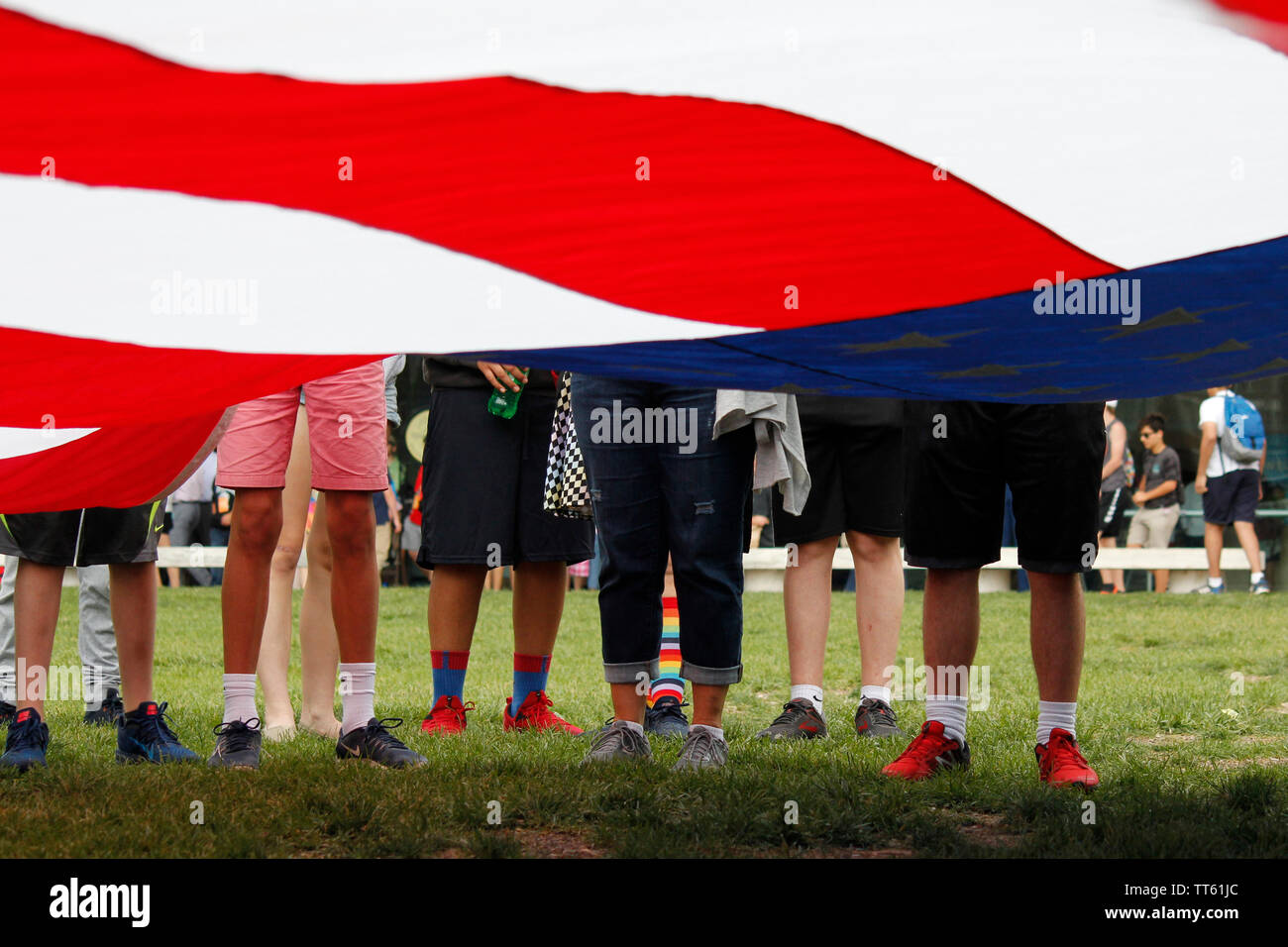 Philadelphia, PA, USA - Juni 14, 2019: Studenten zusammen eine riesige amerikanische Flagge Flagge Tag Zeremonien zu falten. Stockfoto