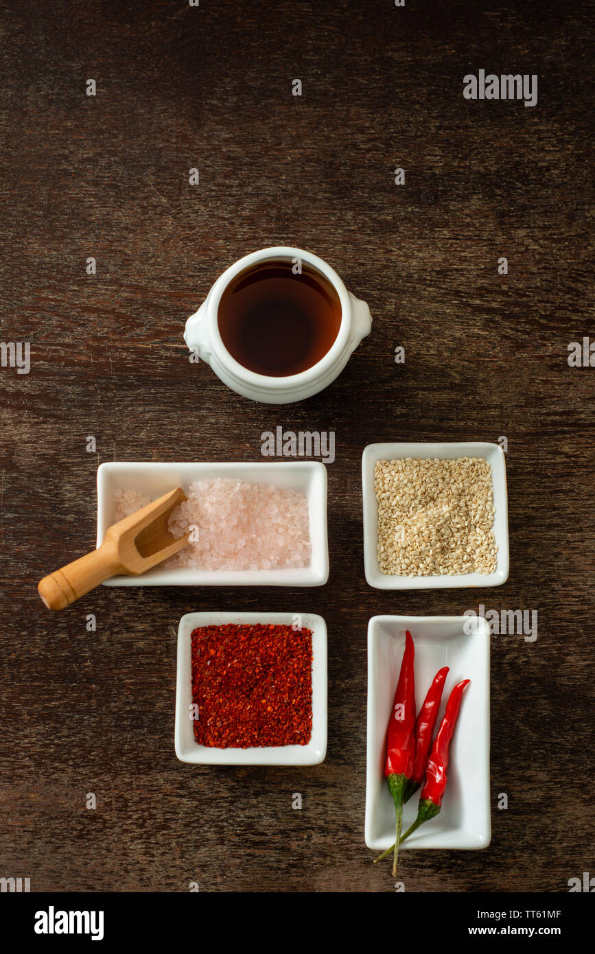 Verschiedene Lebensmittel und Zutaten für die Herstellung von würzigen kimchee ein Liebling gesund fermentiert Koreanischen gewürzkraut. Bunt und lecker. Stockfoto