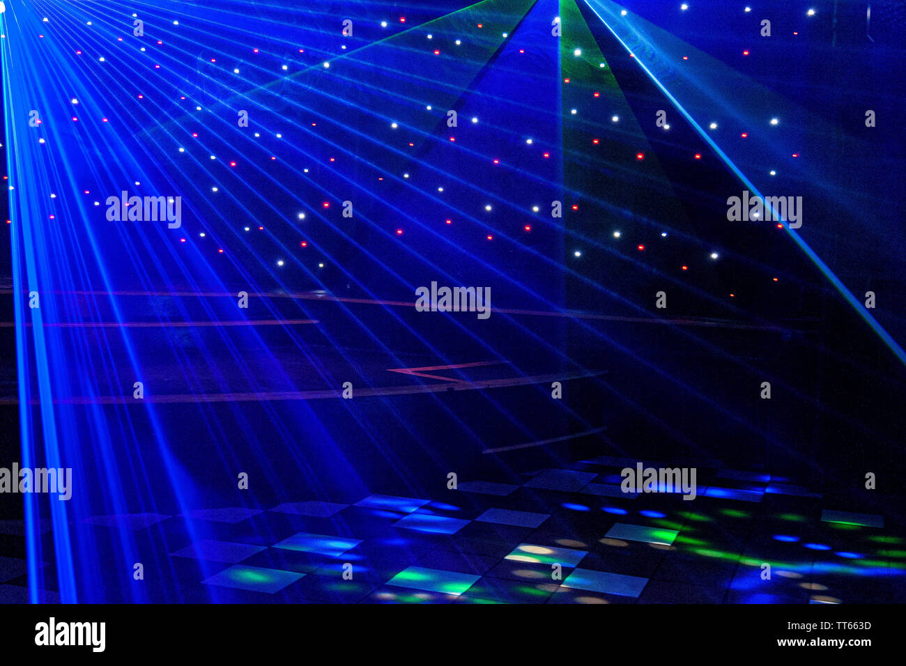 Helle Nachtclub lila, weiß, Blau Laser durch Rauch Maschine Rauch, Licht- und Rainbow Muster auf der Tanzfläche. Laser ligh Stockfoto