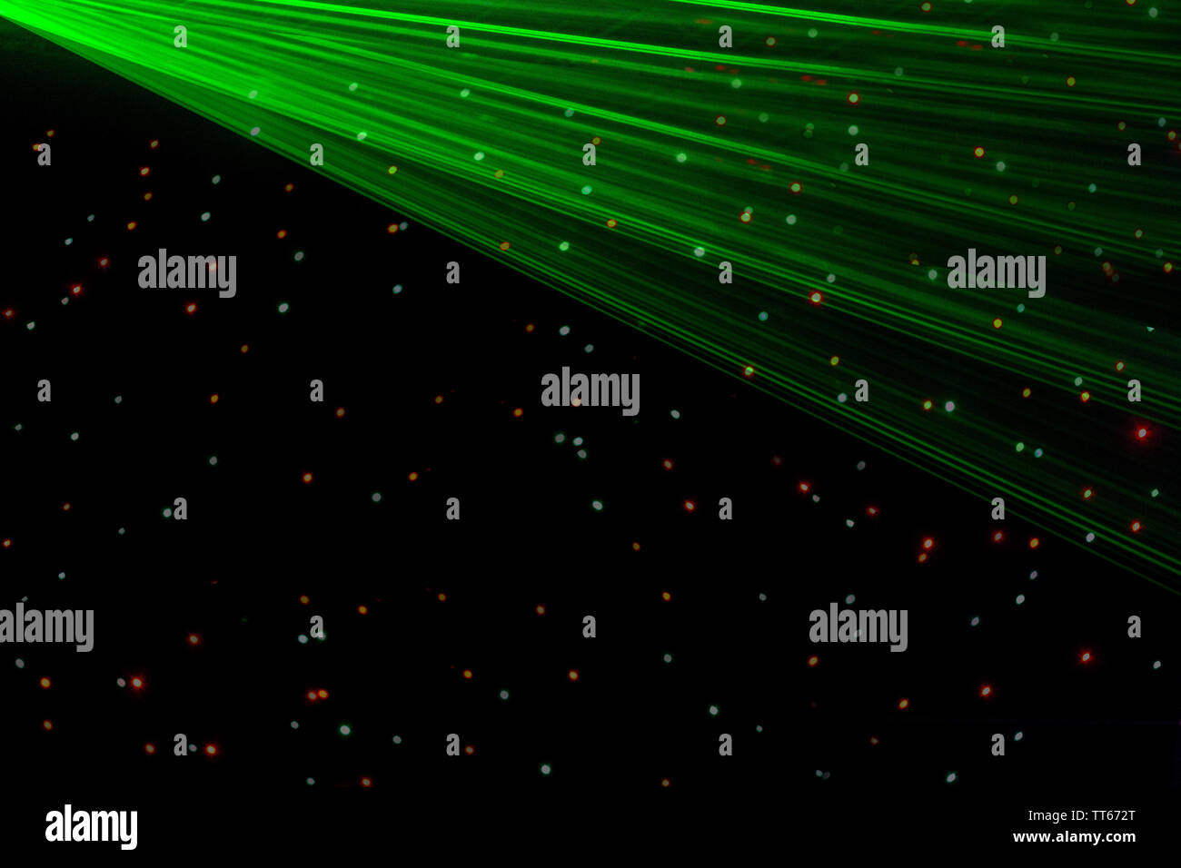 Helle Nachtclub grüne Laser durch Rauch Maschine Rauch, Licht- und Rainbow Muster auf der Tanzfläche. Laser mit Bokeh Stockfoto