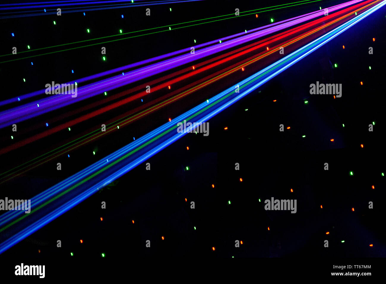 Helle Nachtclub Rot, Grün, Violett, Weiß, Pink, Blau Laser durch Rauch Maschine Rauch die Lichtmuster auf der Tanzfläche. Lase Stockfoto