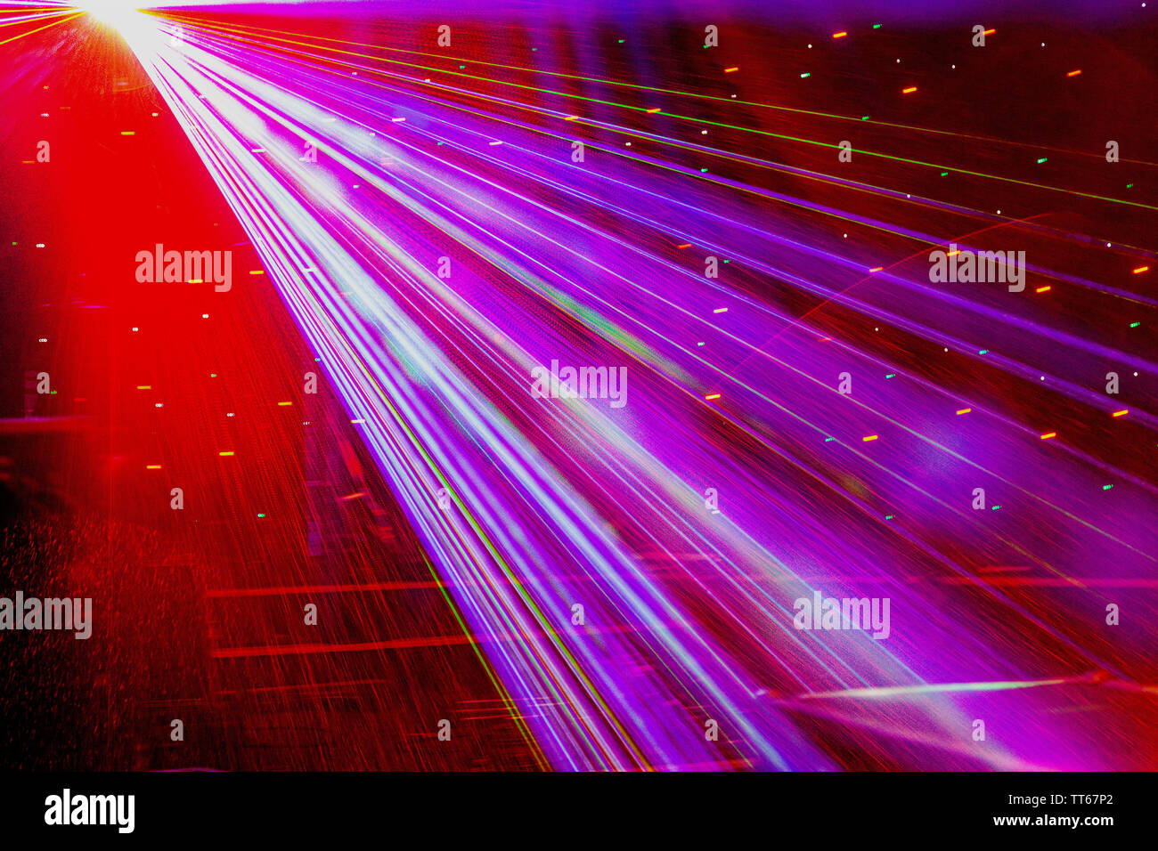 Helle Nachtclub rot Laser durch Rauch Maschine Rauch, Licht- und Rainbow Muster auf der Tanzfläche. Laser mit Bokeh in Stockfoto