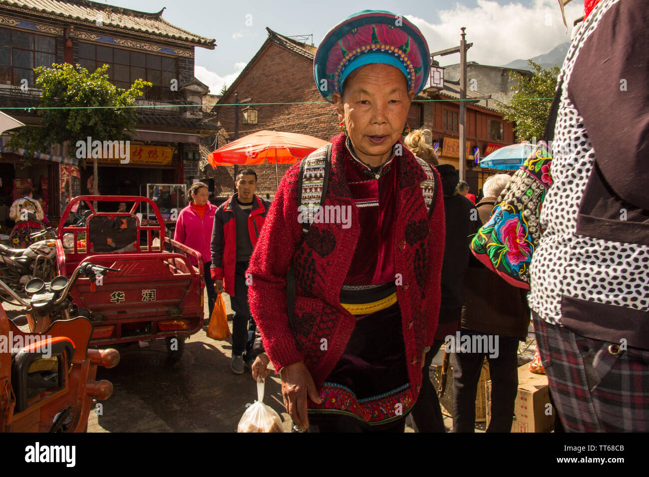 01 Feb 2017 - Dali, China - lokale Minderheit Frau vor Markt Stockfoto