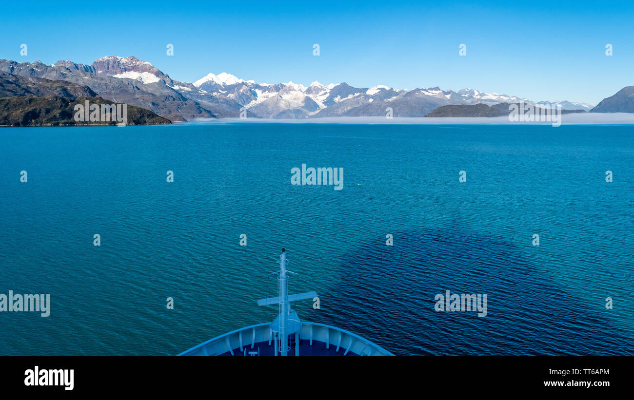 Kreuzfahrt Schiff im Glacier Bay National Park, Alaska. Atemberaubenden natürlichen ruhigen Blick auf die Natur. Spektakuläre fegen Vista von Eis bedeckte Berge Stockfoto