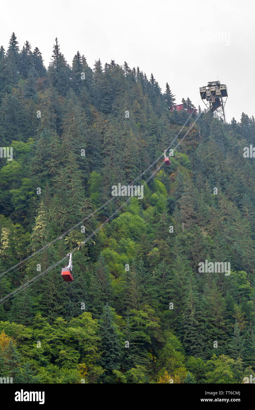 Mt/Mount Roberts Tramway, einem berühmten Antenne Touristenattraktion in Juneau Alaska mit Straßenbahnen aufsteigender und absteigender aus Berge. Stockfoto