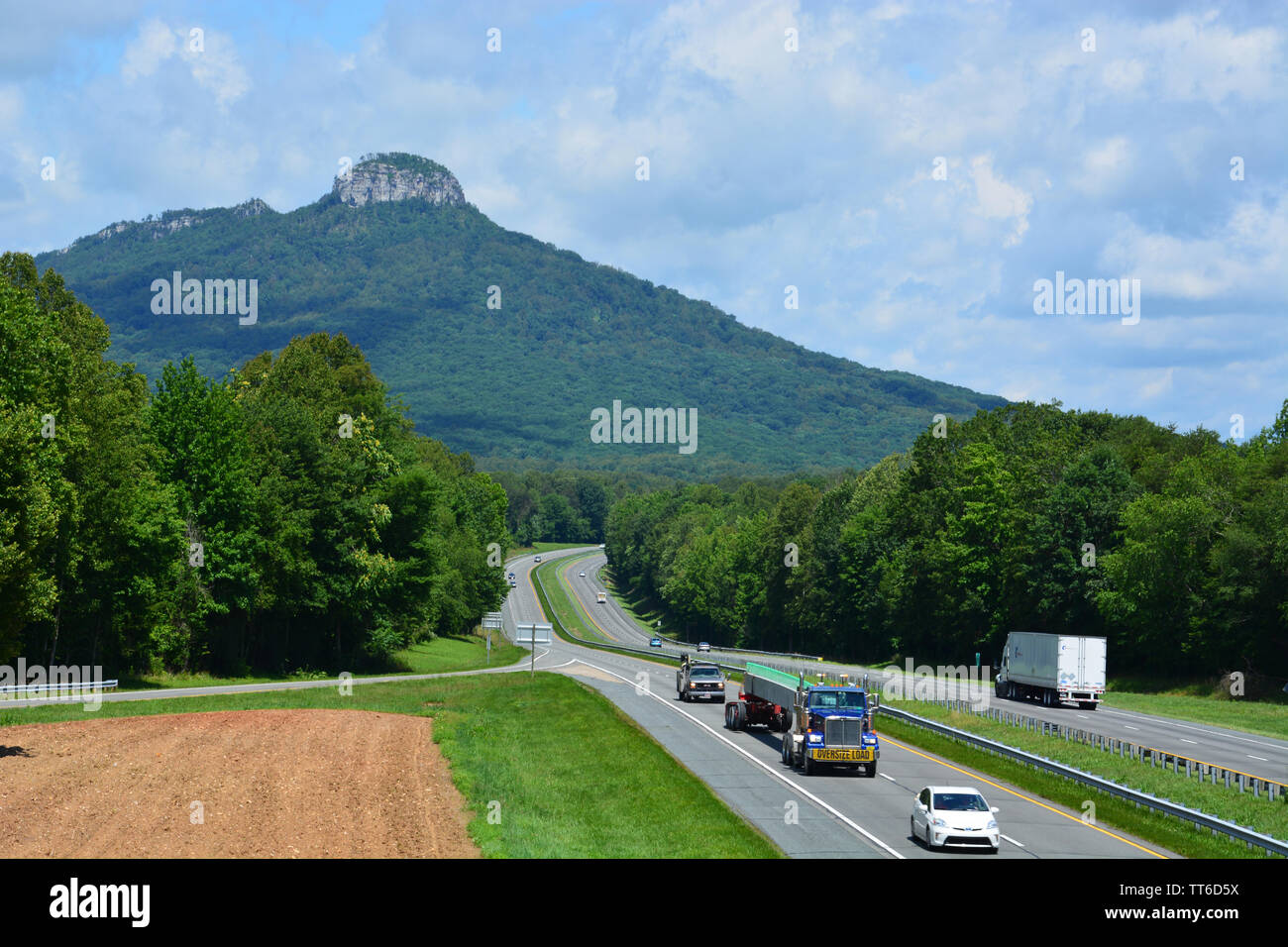 "Der Knopf" am Pilot Mountain steigt über den Datenverkehr auf der US-52 in North Carolina Yadkin Valley und ist Teil der Sauratown Mountain Range. Stockfoto