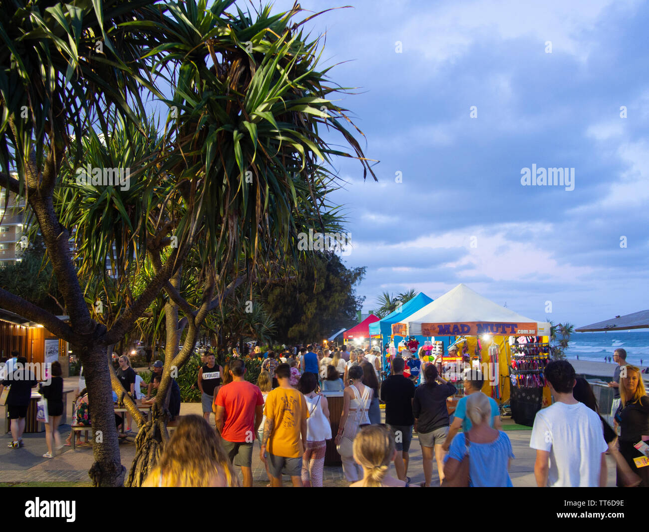 Masse der Leute an der Surfers Paradise Strand Markt Stockfoto