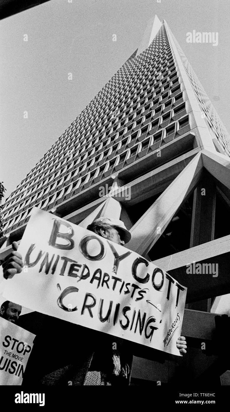 Demonstranten vor der Transamerica Gebäude tragen Schilder zu boykottieren und der Film 'KREUZFAHRT' über Gay cruising stoppen. San Francisco, Kalifornien, USA, 1. Februar 1980 Stockfoto