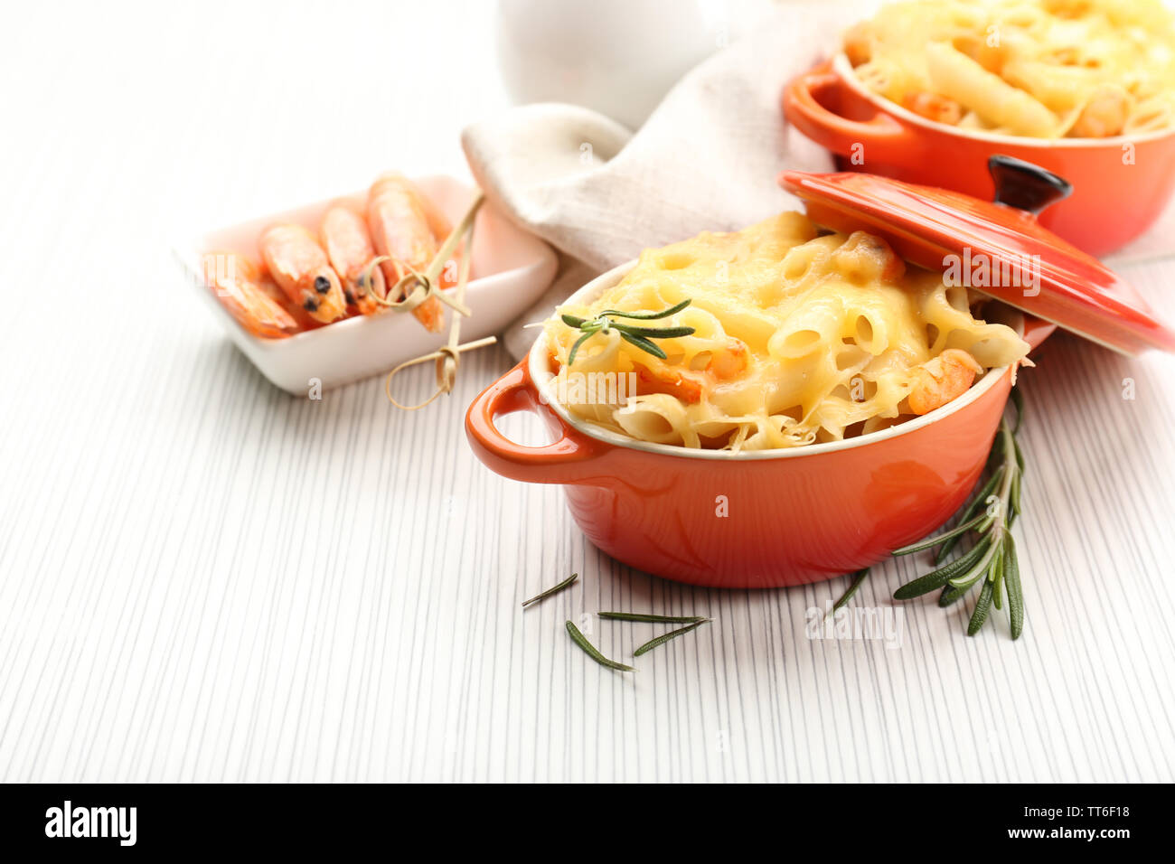 Pasta mit Garnelen und Käse in Keramik Topf Stockfoto