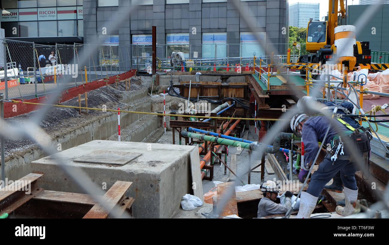 TOKYO, Japan - 13. Mai 2019: Bauarbeiten für neue Straßen auf der Website von Tsukiji Markt, Tokio. Teil der Stadt Planung Ringstraße Nr. 2 Projekt. Stockfoto