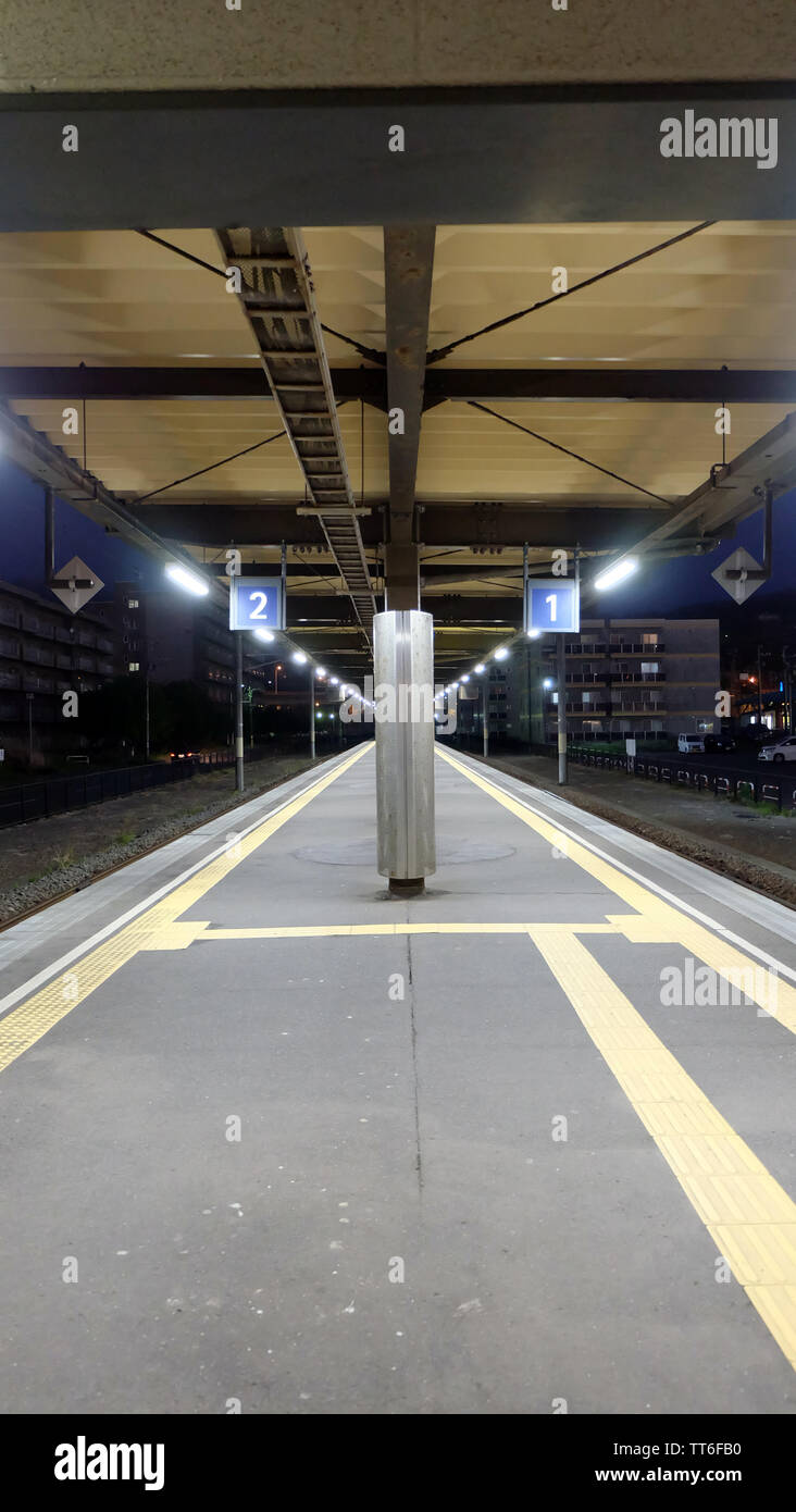 MURORAN, Japan - 16. Mai 2019: Leere Plattform der JR-Bahnhof Muroran, nachts. Stockfoto