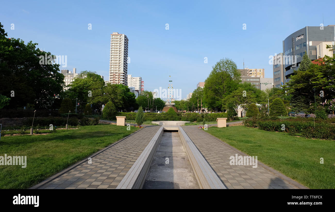 SAPPORO, Japan - 18. Mai 2019: Odori Park am späten Nachmittag an einem schönen sonnigen Tag mit blauen Himmel. Stockfoto