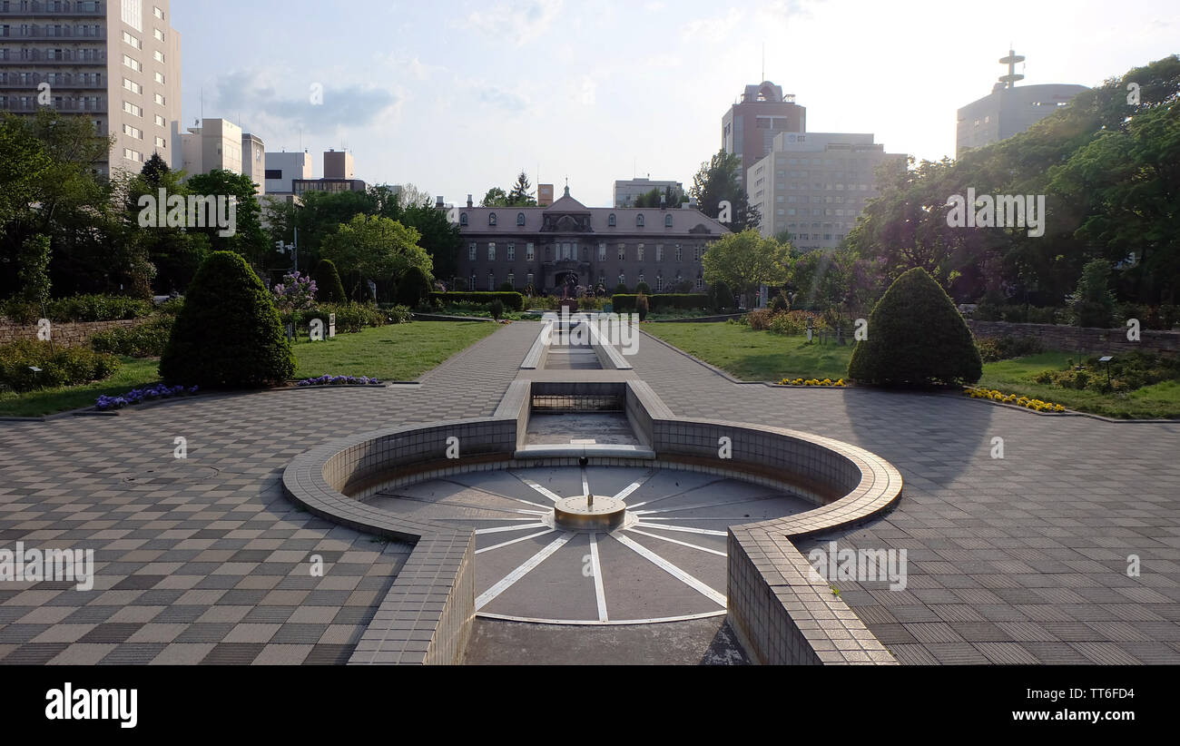 SAPPORO, Japan - 18. Mai 2019: Park vor Sapporo City Museum, auch als ehemaliger Sapporo Sapporo Shiryokan, Berufungsgericht bekannt. Stockfoto