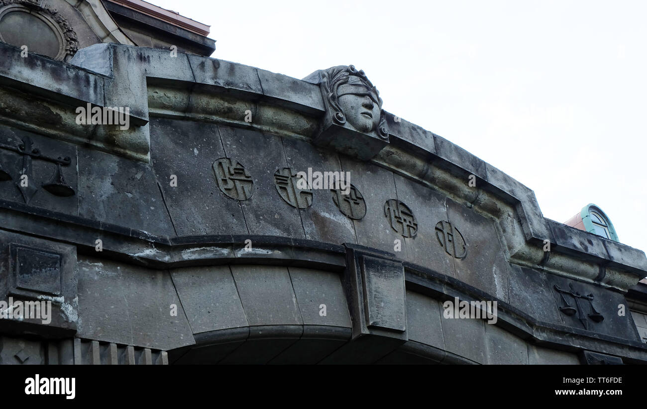 SAPPORO, Japan - 18. Mai 2019: Über dem Eingang von Sapporo City Museum, mit dem Kopf der Göttin Themis und der frühere Name von Berufungsgericht. Stockfoto